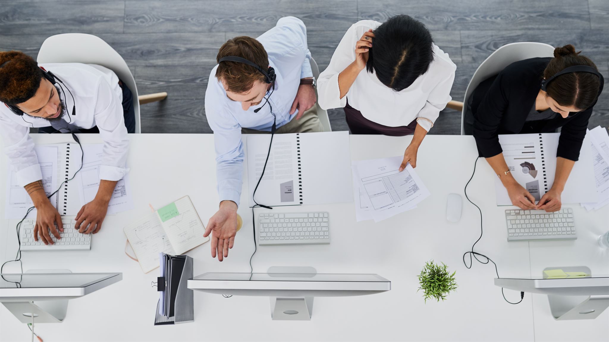 Customer service representative assisting client